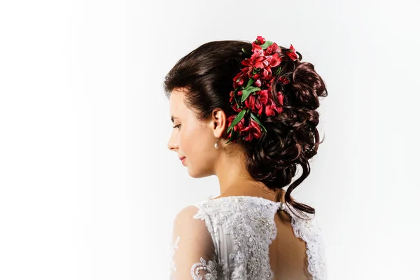 Bela noiva com penteado de casamento de moda — Fotografia de Stock