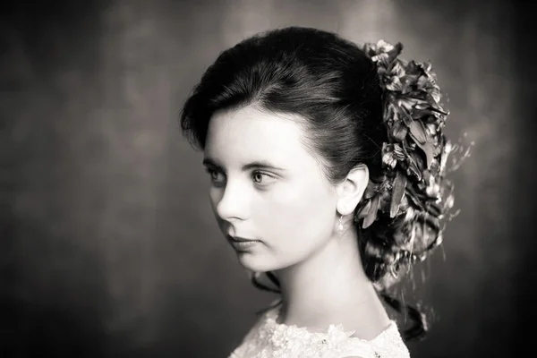 Belle mariée avec coiffure de mariage de mode — Photo