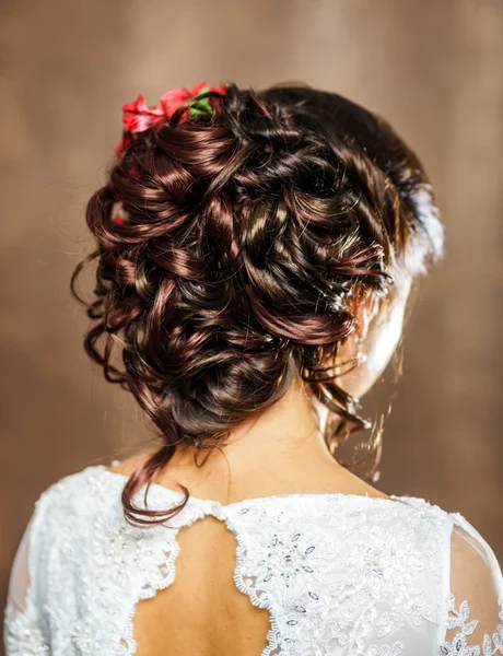 Bela noiva com penteado de casamento de moda — Fotografia de Stock