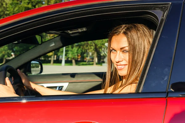 Ung kvinna ta nycklarna till nya bilen — Stockfoto
