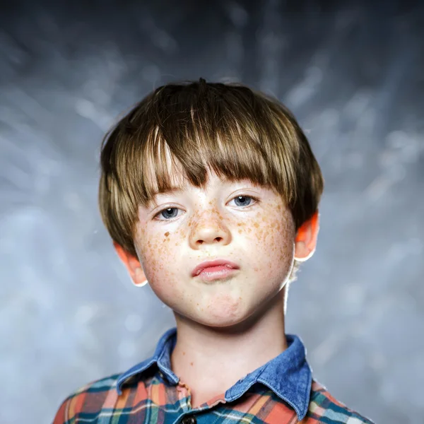Kızıl saçlı bir çocuğun duygusal portre — Stok fotoğraf