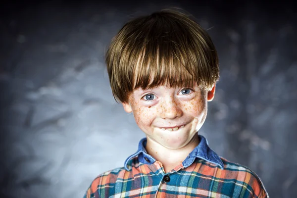 Emotionele portret van roodharige jongen — Stockfoto