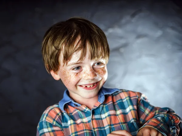 Emotionele portret van roodharige jongen — Stockfoto