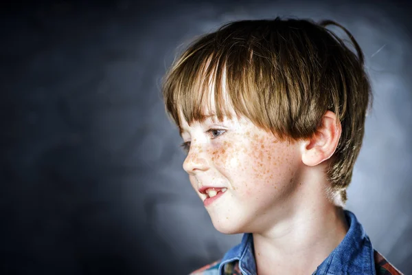 赤い髪の男の子の感情的な肖像画 — ストック写真