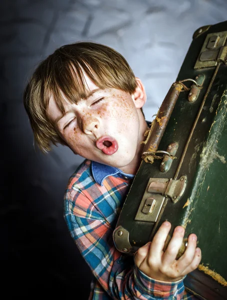 Ragazzo emotivo dai capelli rossi con valigia — Foto Stock