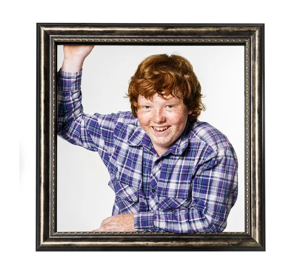 Rothaariger Junge posiert mit Bilderrahmen — Stockfoto