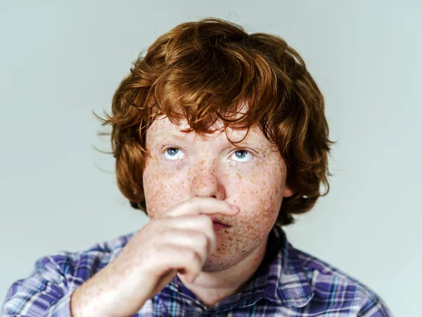 Känslomässiga porträtt av rödhåriga pojke — Stockfoto