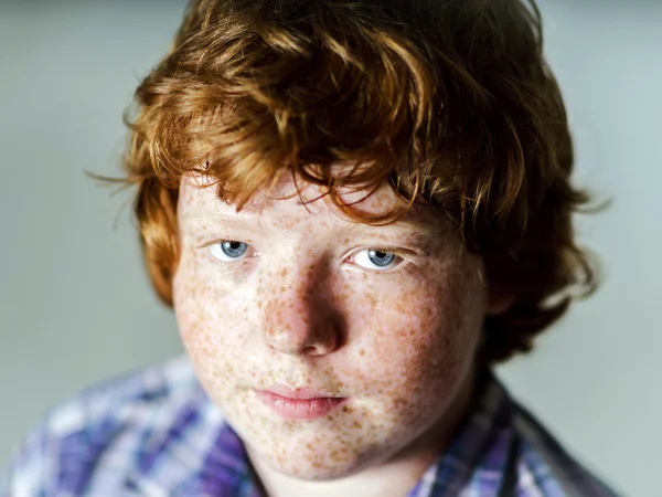 Эмоциональный портрет рыжего мальчика — стоковое фото