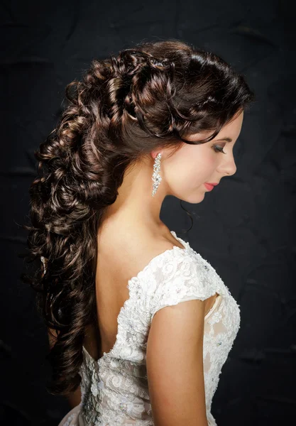 Hermosa novia con peinado de boda de moda —  Fotos de Stock