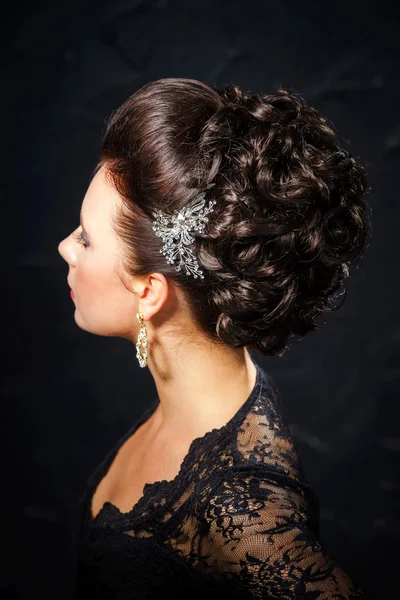 Hermosa novia con peinado de boda de moda —  Fotos de Stock