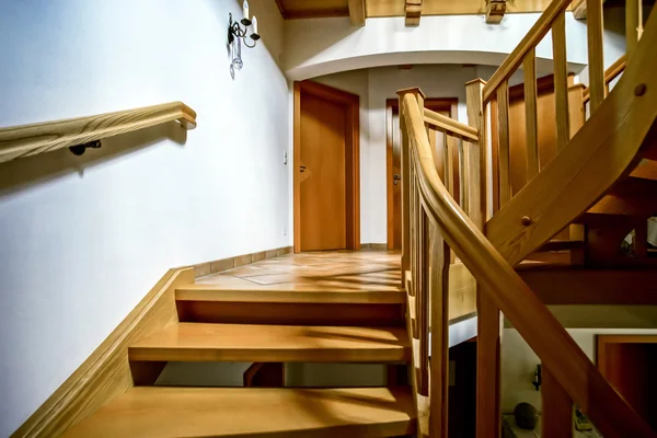 Escadaria espiral de madeira bonita — Fotografia de Stock