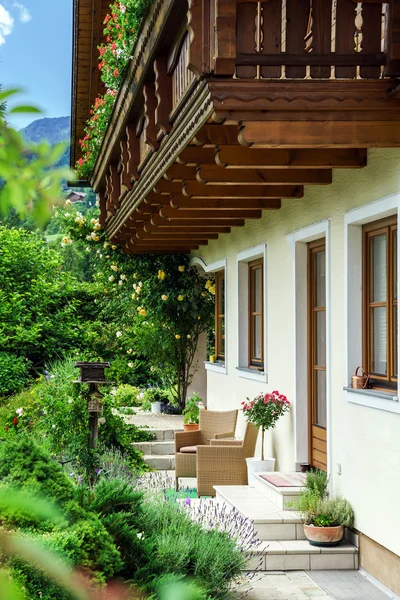 Maravilhosa casa clássica alpina — Fotografia de Stock
