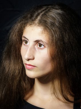 Sevimli genç Ermeni kız stüdyoda poz