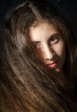 Sevimli genç Ermeni kız stüdyoda poz