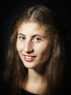 Sevimli genç Ermeni kız stüdyoda poz