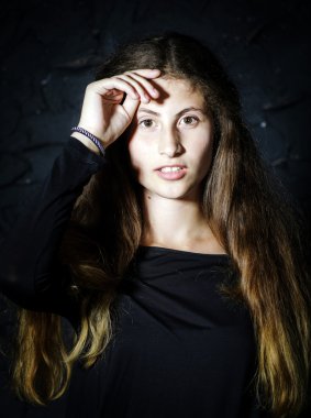 Sevimli genç Ermeni kız stüdyoda poz