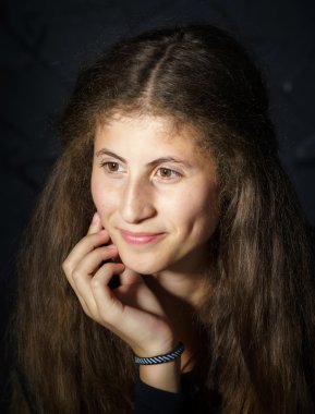 Sevimli genç Ermeni kız stüdyoda poz