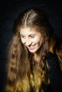 Sevimli genç Ermeni kız stüdyoda poz