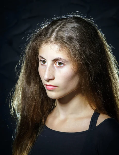 Bonito jovem arménio menina posando no estúdio — Fotografia de Stock