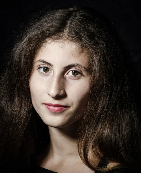 Söt ung armeniska flicka poserar i studio — Stockfoto