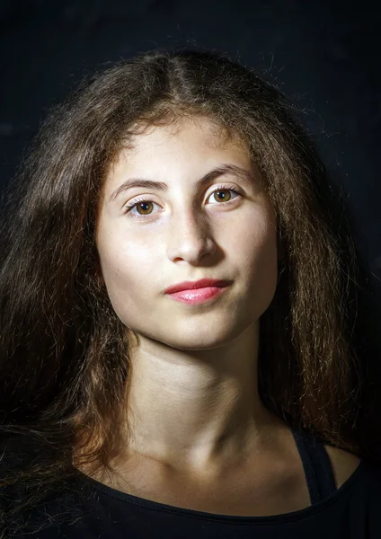 Bonito jovem arménio menina posando no estúdio — Fotografia de Stock