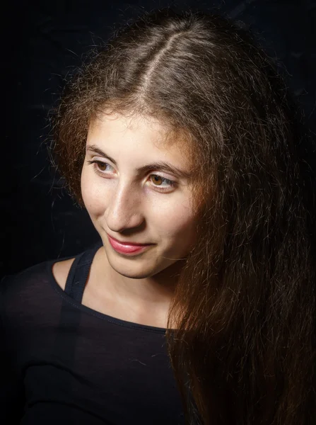 Sevimli genç Ermeni kız stüdyoda poz