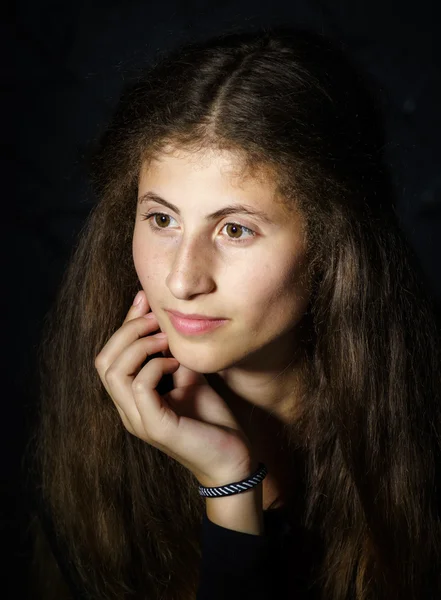 Sevimli genç Ermeni kız stüdyoda poz