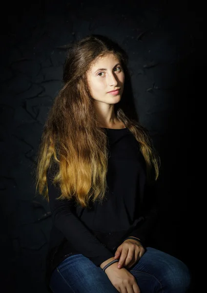 Bonito jovem arménio menina posando no estúdio — Fotografia de Stock