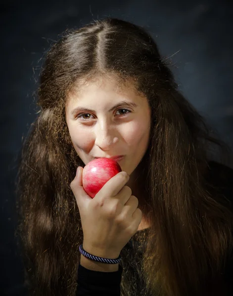 Söt ung armeniska flicka med äpple — Stockfoto
