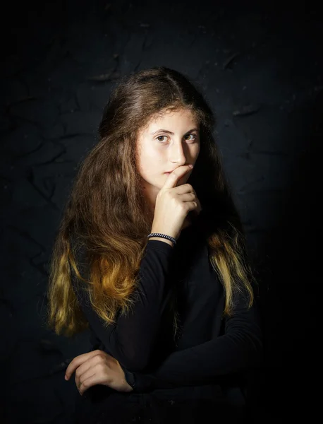 Bonito jovem arménio menina posando no estúdio — Fotografia de Stock