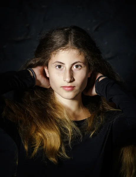 Söt ung armeniska flicka poserar i studio — Stockfoto