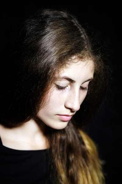 Sevimli genç Ermeni kız stüdyoda poz — Stok fotoğraf