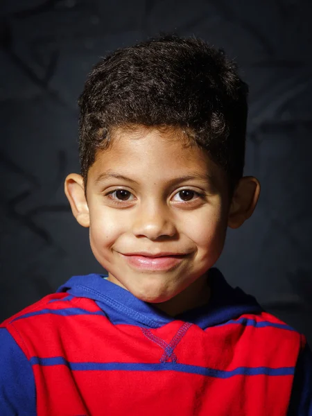 Emotionele kleine zwarte Afro-Amerikaanse jongen portret — Stockfoto