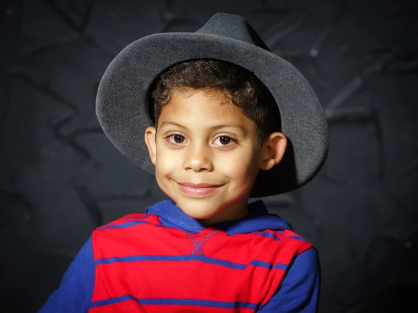 Emotionele kleine zwarte Afro-Amerikaanse jongen portret — Stockfoto