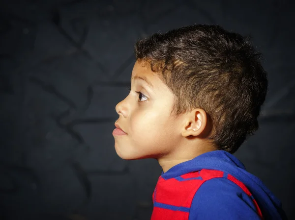 Emotionele kleine zwarte Afro-Amerikaanse jongen portret — Stockfoto