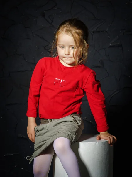 Schattig klein meisje in een rode jas — Stockfoto