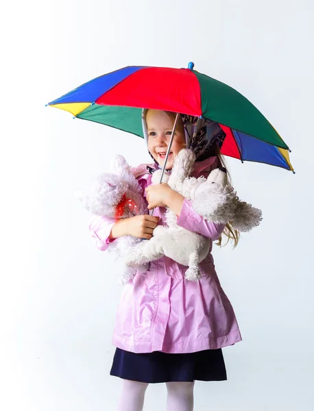 Niedliches kleines Mädchen mit buntem Regenschirm — Stockfoto