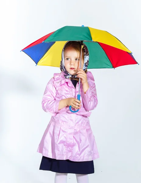 Menina bonito com guarda-chuva colorido — Fotografia de Stock