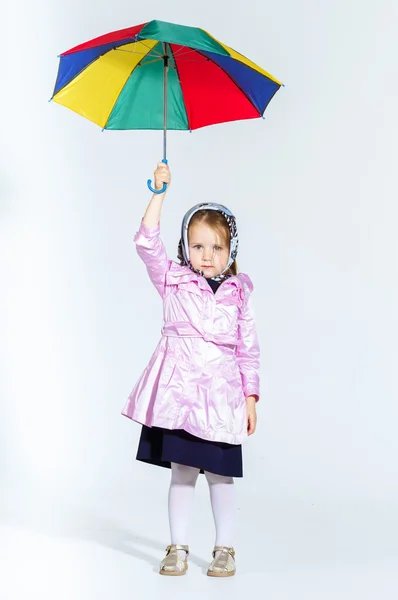 Draguta fetita cu umbrela colorata — Fotografie, imagine de stoc