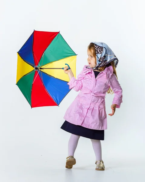 Słodka dziewczynka z kolorowym parasolem — Zdjęcie stockowe