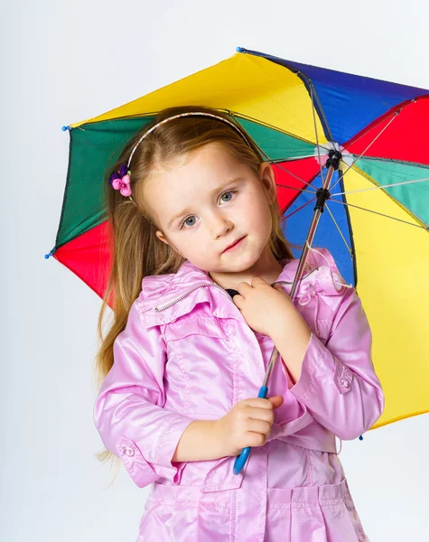 Menina bonito com guarda-chuva colorido — Fotografia de Stock