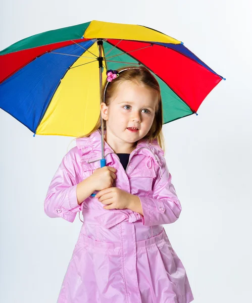 Menina bonito com guarda-chuva colorido — Fotografia de Stock
