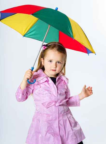 Menina bonito com guarda-chuva colorido — Fotografia de Stock