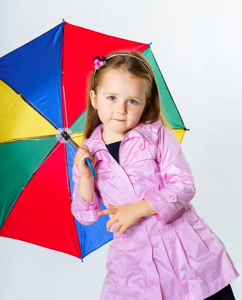 Menina bonito com guarda-chuva colorido — Fotografia de Stock