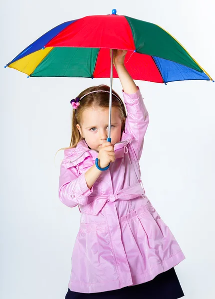 Menina bonito com guarda-chuva colorido — Fotografia de Stock