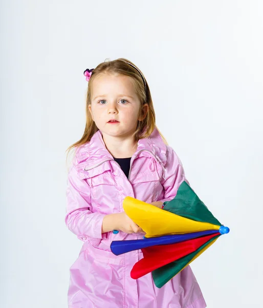 Schattig klein meisje met kleurrijke paraplu — Stockfoto