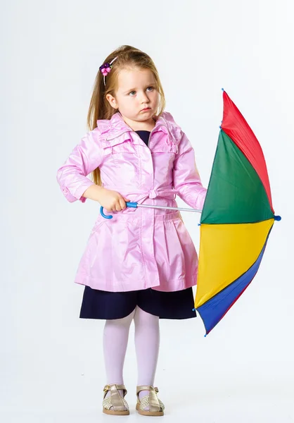 可爱的小女孩，带着彩伞 — 图库照片