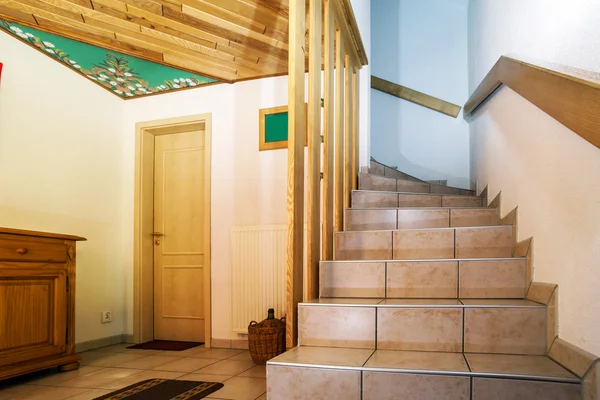 Træ trappe i renoveret hus - Stock-foto