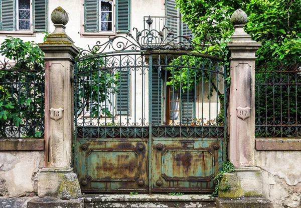 Portões da casa velha com treliça de ferro fundido — Fotografia de Stock
