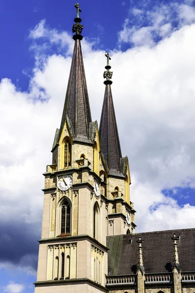Krásné staré katolické kostelní věž — Stock fotografie
